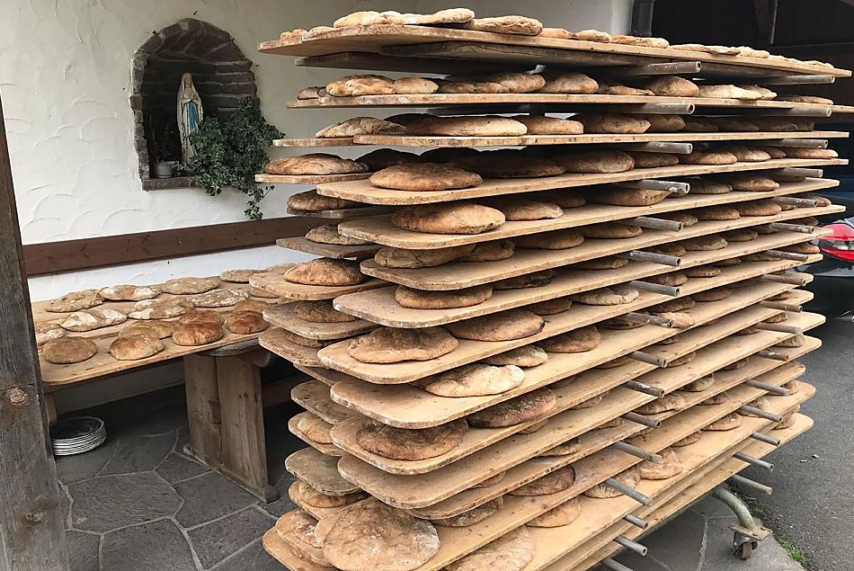 Brood bakken in de steenoven. Als de maan goed staat, wordt het vuur aangestoken in de oude oven.