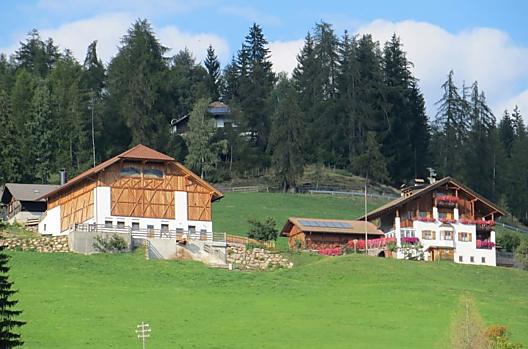 De Untertreidnerhof ligt op 1.350 m in Oberinn am Ritten, omgeven door bossen en weiden met uitzicht op de Dolomieten.