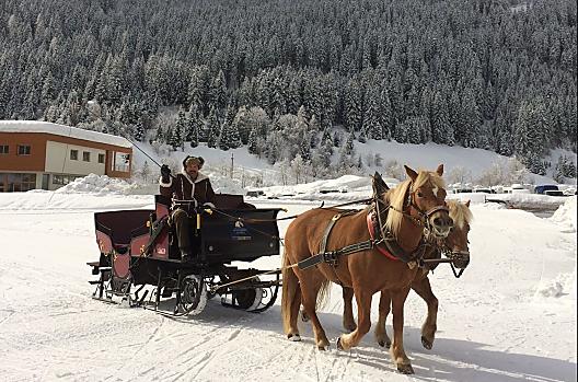 Paardensleerit met koetsier Lorenz door het besneeuwde Ridnauntal