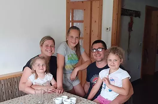 Onze familie: boer Isidor en boerin Elisabeth met hun dochters Anna, Lena en Mia.