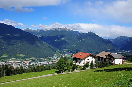 Gasserhof met uitzicht op het Eisacktal.