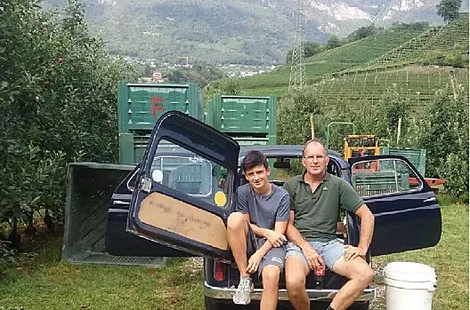 Sepp met zijn zoon Maximilian bij de oogst van de Gala-appels in augustus