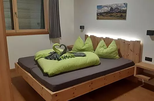 Bed van dennenhout