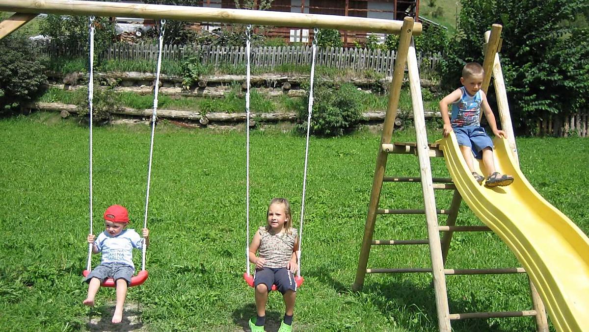 Schommels en glijbanen zijn leuk voor kleine en grote kinderen.