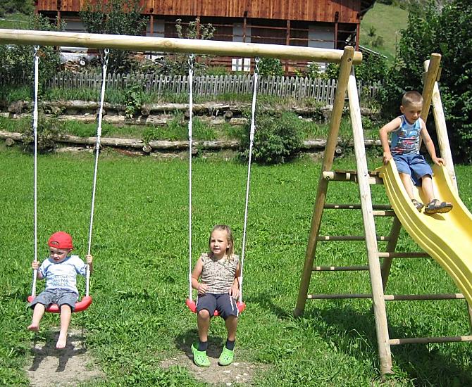 Schommels en glijbanen zijn leuk voor kleine en grote kinderen.