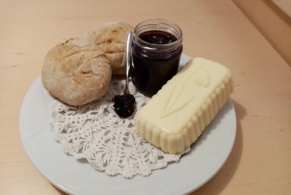 Voor een heerlijk ontbijt: zelfgebakken brood met verse boerenboter en lekkere bosbessenjam.