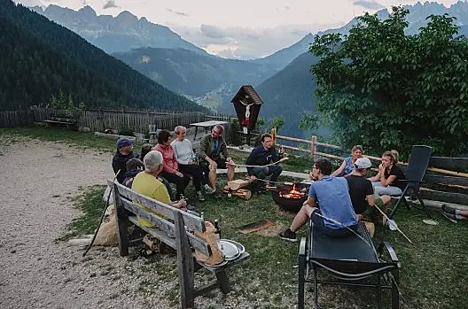 Gezamenlijke barbecue-avond met Stockbrot (om een stok gedraaid brooddeeg, gebakken boven open vuur)