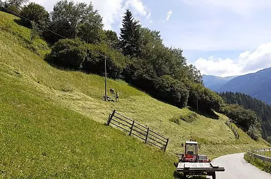 Landschapsonderhoud- hooien op steile hellingen.