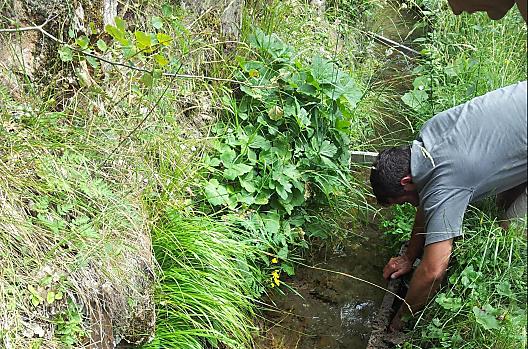 De waal, die het water voor de irrigatie van onze velden levert, moet regelmatig gecontroleerd en indien nodig gerepareerd worden.