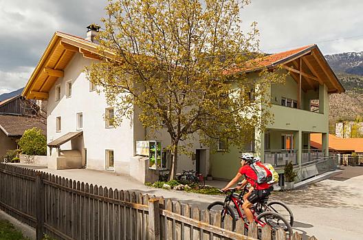 De boerderij ligt rechtstreeks aan de Vinschgau-fietsroute en biedt een goed uitgangspunt voor fietstochten.