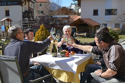De familie Vill met een glas cider