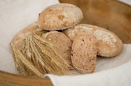 Notenbrood, gebakken van ons eigen graan in onze steenoven