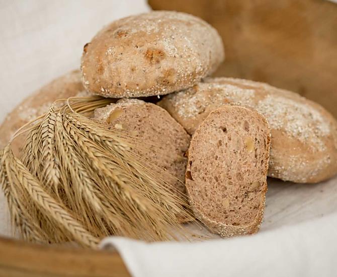 Notenbrood, gebakken van ons eigen graan in onze steenoven
