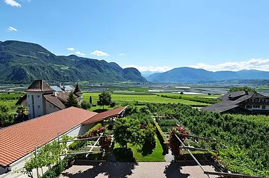 Panoramablik op onze tuin, het Etschtal en het bergmassief Rosengarten.