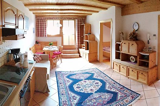 Gezellige woonkamer van de grote woning met balkon 