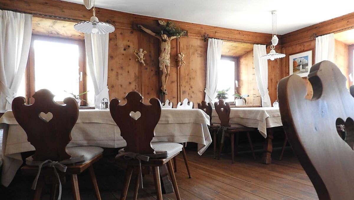 Onze traditionele stube draagt een stukje traditie met zich mee. Hier serveren we het ontbijt voor onze gasten.