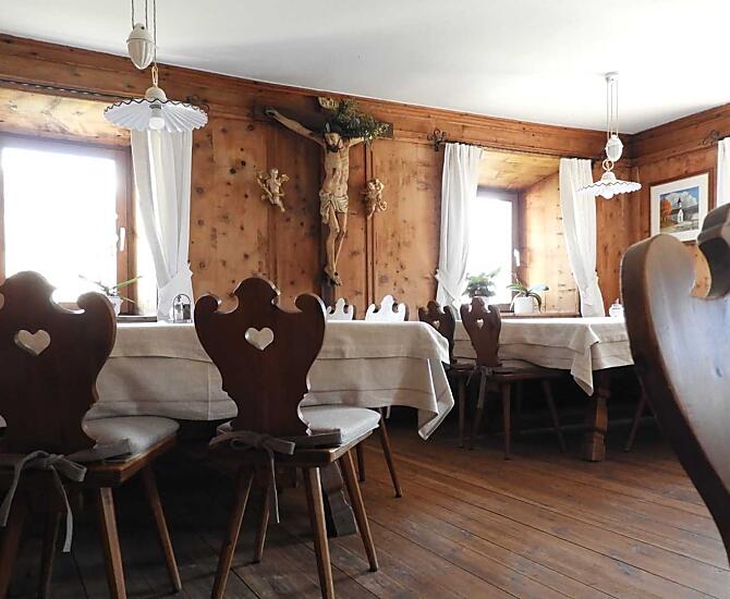 Onze traditionele stube draagt een stukje traditie met zich mee. Hier serveren we het ontbijt voor onze gasten.