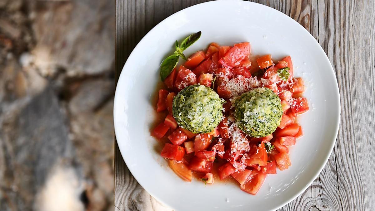 Spinazieknödel met tomatensalade