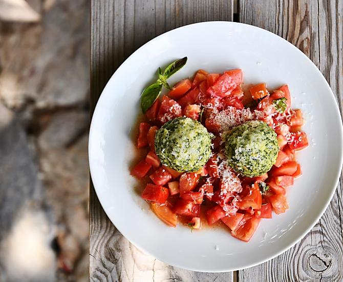 Spinazieknödel met tomatensalade
