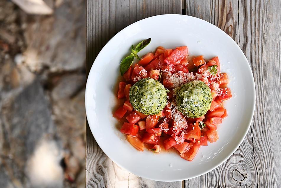 Spinazieknödel met tomatensalade