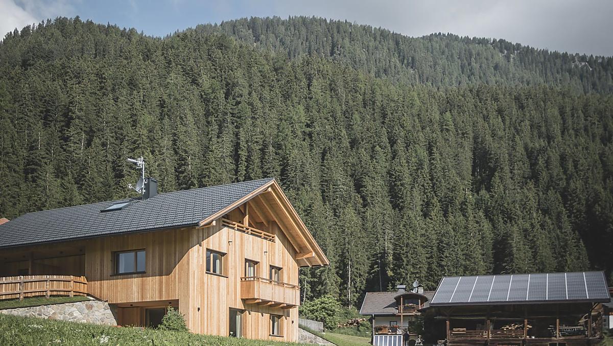 Boerderij met gastenverblijf, boerderijgebouw en voederhuis op het noordwesten