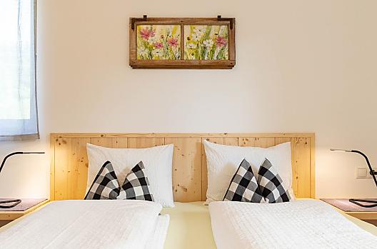 Liefdevol ingerichte slaapkamers met natuurlijke materialen