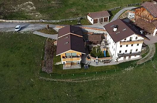 Het boerenhuis en het vakantiehuis liggen naast elkaar.