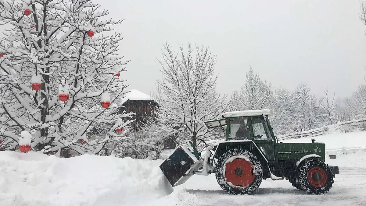 Sneeuwruimen met de tractor