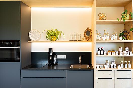 Verkoophoek en gastkeuken in de ontbijtruimte