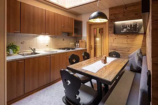 Woonkeuken van vakantiewoning Dolomitenblick met hout van de oude schuur