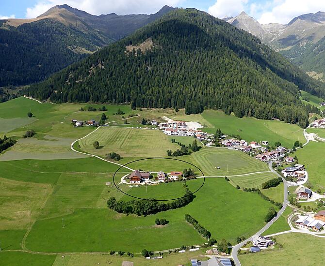 De Latschenhof vanuit de lucht gezien