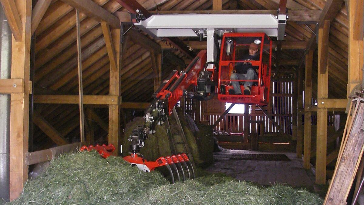 Werken met een kraan in de schuur
