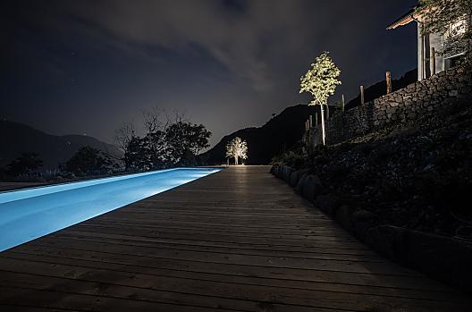 Zwembadzicht bij nacht