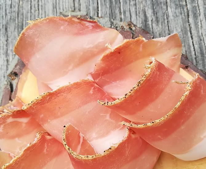 We houden ervan om onze gasten tijdens een boerderijbezoek onze tradities uit te leggen. Een daarvan is de productie van onze boerderijspek.