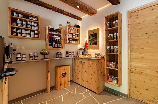Boerderijwinkel met onze producten: spek, eieren, siroop, jam, sappen, honing, kaarsen, kruiden, noten, gedroogd fruit...