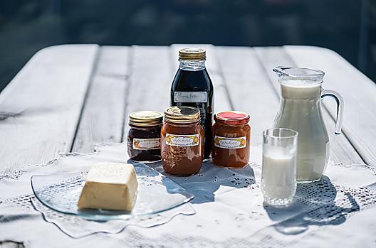 Huisgemaakte jam, boter en boerderijmelk