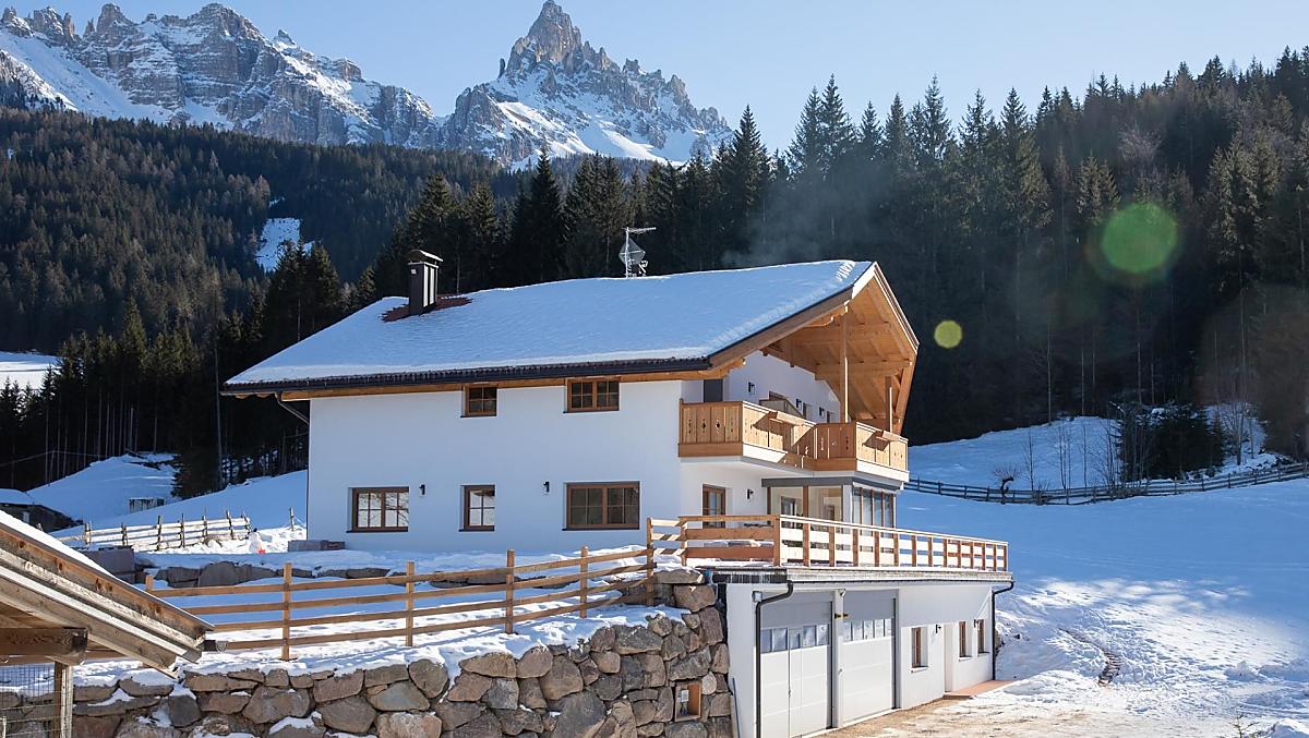 Das Bauernhaus im Winter, im Hintergrund der Latemar.