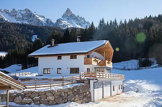 Das Bauernhaus im Winter, im Hintergrund der Latemar.