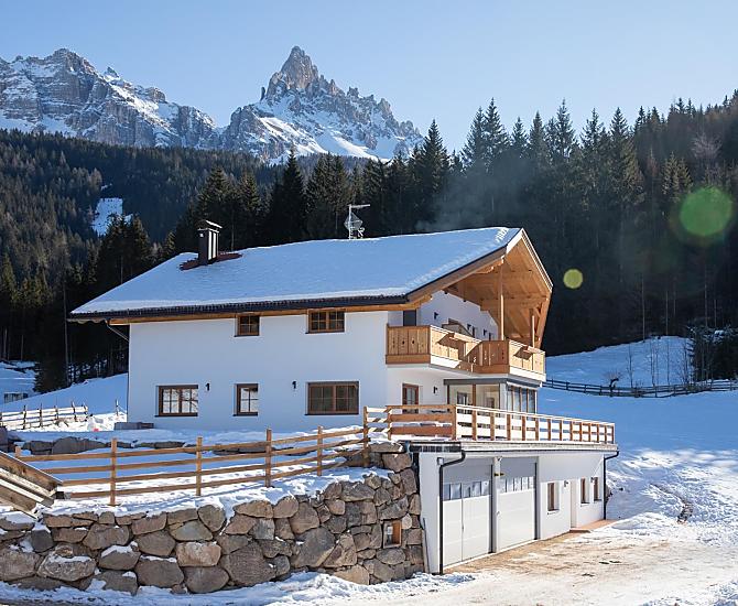 Das Bauernhaus im Winter, im Hintergrund der Latemar.