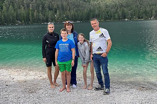 Mogen wij ons voorstellen? Dit zijn wij, Familie Greiter-Kofler: Annalena, Janik, Angelika, Janina en Konrad (v.l.n.r.).