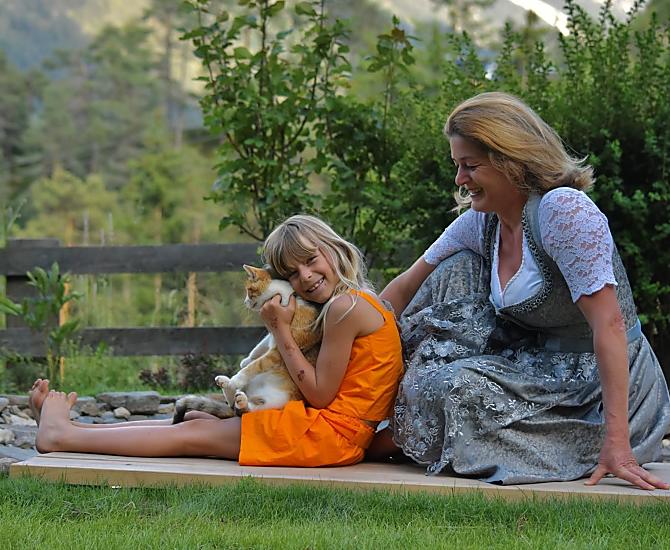 Gastvrouw Franca met dochter Emma en kat Stella