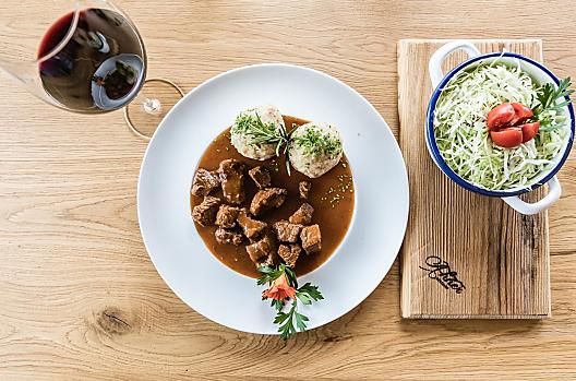 Goulash van eigen jongrundvlees met spekknödel en koolsalade
