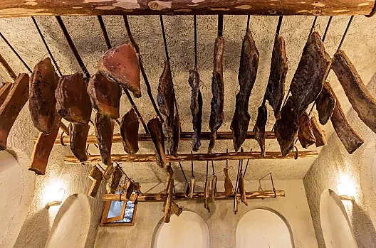 Vlastní slanina na farmě zraje v tomto sklepě nejméně 10 měsíců.