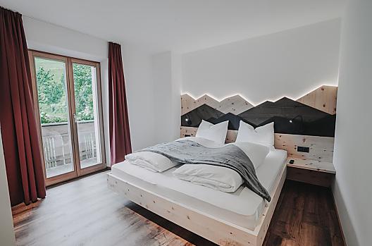 Slaapkamer in zirbenhout uit het Ahrntal. In slaap vallen en wakker worden met de geur van zirbenhout.