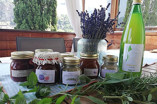 Kruidenzout van jodiumhoudend zeezout met rozemarijn, tijm, marjolein, oregano en salie, evenals fruitjam en appelsap.