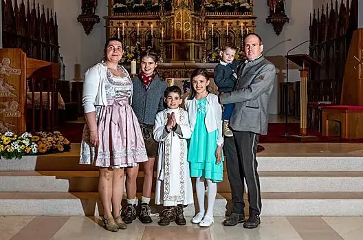 Familie Lardschneider bij de eerste communie van Wilfried (2023).