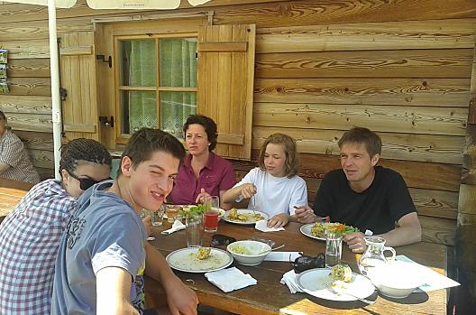 Tijdens een wandeling met een gezamenlijke lunch op de Sattler Schwaige.