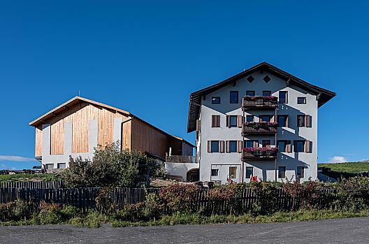 Huis en boerderij in de prachtige, herfstachtige middagzon.
