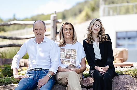 Gastheer Hans samen met Hildegard en dochter Anna
