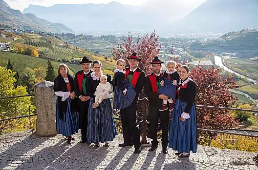 Van links: boerin Marlene en boer Richard, de kinderen Verena met Katharina, Christoph met Theresia, Hansjörg met Elisabeth en Deborah.